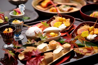 四季折々の京野菜を産直仕入れし、季節の彩りと香りが舞う皿に