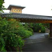 八王子の高台「ひよどり山」の裾野に佇む隠れ家的料亭。すべての部屋が日本庭園に面し、旬の美味が集う懐石を楽しみながら、季節の風情に憩えます。店内には有名作家の書や絵画も多く、美術品を愛でる贅沢も！