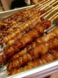 旨みを含んだたれが浸み込んだ串は、あっさりしょうゆと、甘辛さつま味の2種類『博多直伝のとりかわ串』