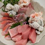 中央市場などでその日に仕入れた新鮮なお魚や季節の旬のお魚を盛り合わせています。また、ご要望に応じて仕入れも出来ますのでお気軽にご相談ください。