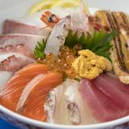 新鮮な魚介類をふんだんに使用して贅沢に盛り合わせた特上の海鮮丼です。天草の美味しさを満喫できます。