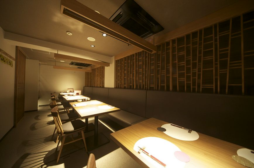 落ち着いた雰囲気の店内は、ゆっくり食事を楽しめる空間