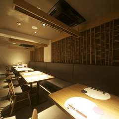 落ち着いた雰囲気の店内は、ゆっくり食事を楽しめる空間