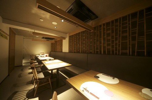 落ち着いた雰囲気の店内は、ゆっくり食事を楽しめる空間