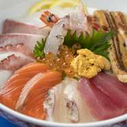 新鮮な海の幸をいろいろ少しずつ。色鮮やかな魚介類の美味しい競演をわがままに楽しめます。