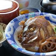 天草産の鯛のあらを福伸特製の甘辛い煮汁で焚き上げました。あらの中まで染み込んだ煮汁とあらからでる出汁が絶妙に絡み合い、何ともいえない美味しさです。甘辛い味付けはご飯もすすみます。