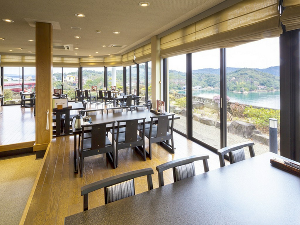 お席からは綺麗な海や鮮やかな赤い橋など天草の風景が楽しめます