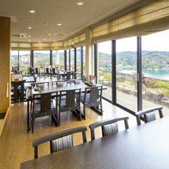 お席からは綺麗な海や鮮やかな赤い橋など天草の風景が楽しめます