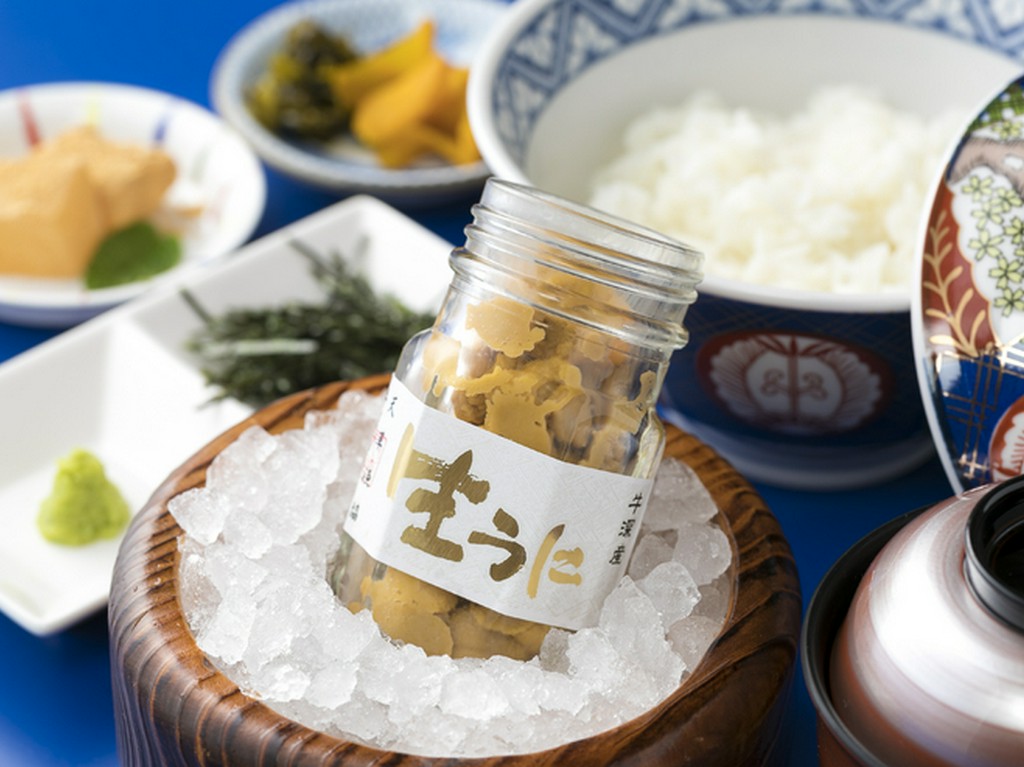 時期によりうにとご飯を別に提供。何通りもの食べ方を楽しめます