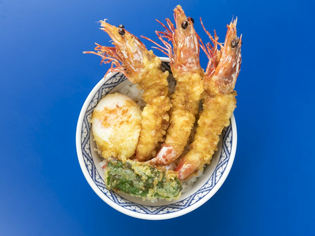 車海老の天ぷらは丼からはみ出るボリューム。半熟卵を絡めて