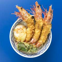 車海老の天ぷらは丼からはみ出るボリューム。半熟卵を絡めて