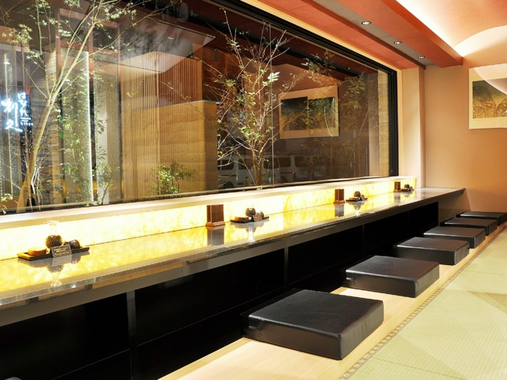 店内にはカウンターもあります。景色と一緒にお食事を楽しめます