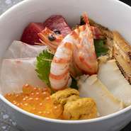 天草の海の幸を詰め込んだ贅沢な一品。天草産の車海老、あわび、真鯛、クロマグロ、天然あなごを使い、彩りに生うにといくらを添えた海鮮丼です。天草ならではの厳選素材を使った極上の味わいをお楽しみください