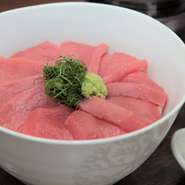 天草の海で完全養殖されたクロマグロの身には程よい脂がのり、まろやかな味わいが楽しめます。