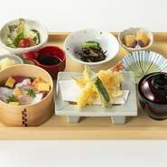 天草の海の幸をわっぱに盛り付けました。わっぱめしと天ぷら、小鉢まで楽しめる一品です。