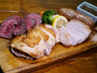 サガリステーキ、チキンステーキ、ソーセージグリル、豚肩ロースが入ったプレート。
総計約450ｇになっております。※内容物が変更する場合がございます。