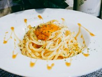 スペインの代表的な小皿料理として、日本でも人気の「アヒージョ」。オリーブオイルに刻んだニンニクを入れて具材を煮込む、シンプルな料理です。えびとブロッコリーを中心に入れたアヒージョです。