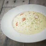 生クリームやバターなどを温めつつご飯を投入、固まってきたらラクレットを入れてゆっくりオーブンに入れて熱々に提供します。