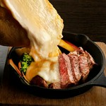 ラクレットは、ヴァレー州を中心とするスイスおよびフランス サヴォア地方のチーズ断面を熱で溶かして削ぐ料理、あるいはこの料理に用いるチーズを指す。呼び名はフランス語の俚言で「削る」を意味するraclerから。
