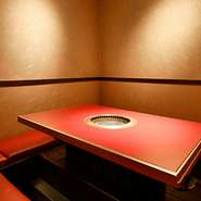 【和×モダンで落ち着いた空間】木の温もりを感じられる落ち着いた空間で、ゆったりとお寛ぎ頂けます。また個室は繋げて8名～最大16名様までご利用可能。歓送迎会などのご宴会にも対応いたします。