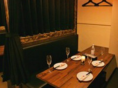 のんびり過ごせる半個室。フリーWi-Fi・電源も完備！