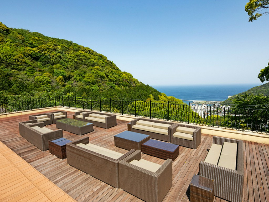 海を望む別荘に訪れたかのような、優雅なレストラン