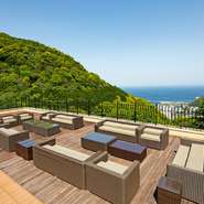 緑に囲まれた高台の、とても静かな環境にあるレストランです。海を望む広々としたテラスでは、春夏秋冬その季節ならではの風を感じ、ゆったりと時を過ごせる貴重なお店。海の青さや空の広さ、存分に感じてみては。
