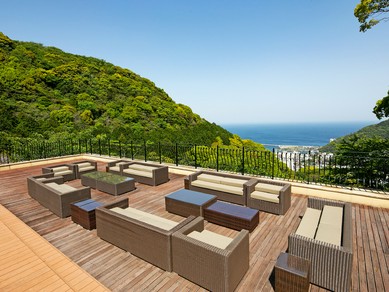 海を望む別荘に訪れたかのような、優雅なレストラン