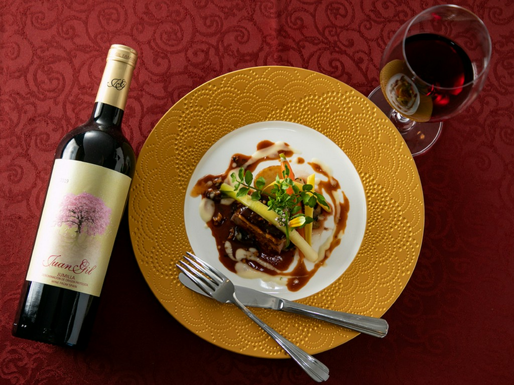 フランス産を中心に、料理に合わせた上質なワインを