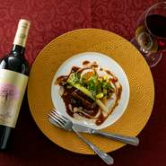 手軽なものからヴィンテージワインまで、豊富に取り揃えられいます。料理に合わせたペアリングコースもあり、珍しいワインも入荷するので、まずは何でも相談を。自分好みのワインの持ち込みもOK（抜栓料￥5000）
