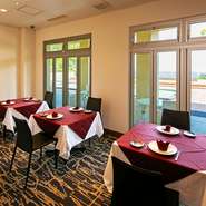 宿泊もできるゲストハウスとSPA（温泉）を併設しているので、ゆっくりと食事を楽しんだ後、宿泊することも可能です（要予約）。大切な記念日にサプライズで海の見える特別なレストランへ…。素敵ですね。
