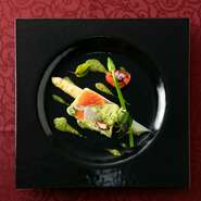 地産地消を大切に、静岡県産の旬の食材を中心に入荷。契約農家がつくる珍しい野菜やハーブなども使い、ワクワク感も愉しめる料理を存分に満喫できます。目で、舌で、五感で楽しむ一皿。
