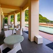 ゆったり広々とした空間に、カウンター席とわずか3テーブルの贅沢なつくりの店内。プライべート感を大切に、ゆっくりと食事を愉しんでほしいとの思いが、そこかしこに溢れています。二人の忘れられないひと時を。
