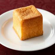 バターと卵をたっぷりとつかった自家製ブリオッシュ。味わいはもちろん、食べるのがもったいないと思う程の可愛らしさも自慢です。来店時間から換算して焼き上げ、焼きたてを提供するのもシェフのこだわり。
