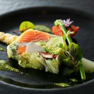富士山の湧き水で育ったサーモン、契約農家から入荷するホワイトアスパラやマイクロからし菜など、県内の食材をたっぷりと使った一皿です。味付けは塩と野菜のだしのみ。それでいて驚く程の奥深い味わいに。
