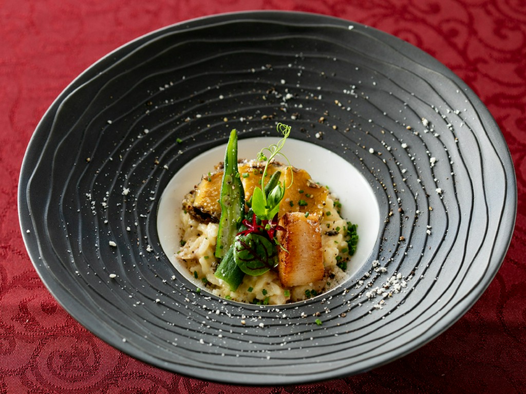 バターの香りも豊かな『鮑のミキュイ　鮑の肝とチーズのリゾット』