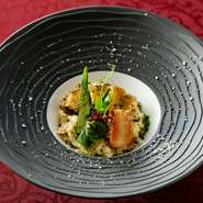 鮑をバターでポワレして蒸し焼きにしています。絶妙な火入れでレア状態に。食感のコントラストも愉しめる逸品。