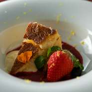 国産クリームチーズを使い、空気ができるだけ入らないようにつくることで、なめらかで芳ばしく、とろけるようなチーズケーキに。バスクチーズケーキのイメージが変わるほどの見逃せない逸品です。
