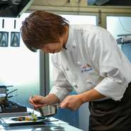 地元静岡の上質な食材を使い、訪れた方の記憶に残る味わいで、喜んで頂けたら何よりです。」と小俣氏。季節や日によって変わる食材本来の味わいを追求し、更に引き出された、シェフ渾身の一皿を存分に。