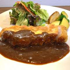 本日のお肉料理（ポークカツレツ・デ味噌～ス！）