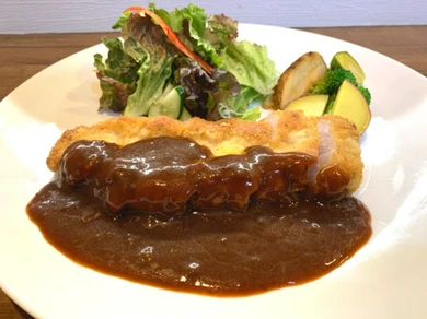 本日のお肉料理（ポークカツレツ・デ味噌～ス！）