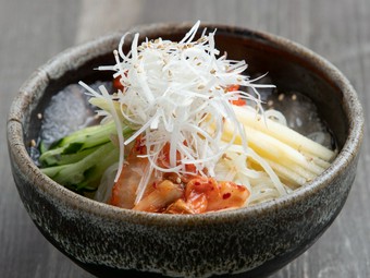 みょうがやねぎがたっぷりとのった、清涼感あふれる『冷麺』。ひんやりシャリシャリ食感のスープが絶妙