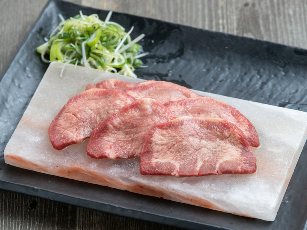 まろやかに塩分がなじみ、しっとりと焼き上げた『上タン』。口の中で広がる旨みたっぷりの肉汁