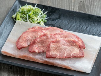 まろやかに塩分がなじみ、しっとりと焼き上げた『上タン』。口の中で広がる旨みたっぷりの肉汁