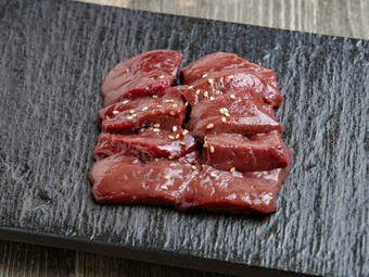 濃厚な旨みと、クリーミーな食感が楽しめる『和牛レバー』はぜひ味わって欲しい、驚きの一品