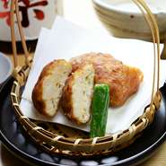 和やかなムードが流れる店内で季節の品と共に一杯。少人数でも気兼ねなく足を運べる【口料理　さんぺい】。カウンター席での優雅なお1人さまもオススメです。