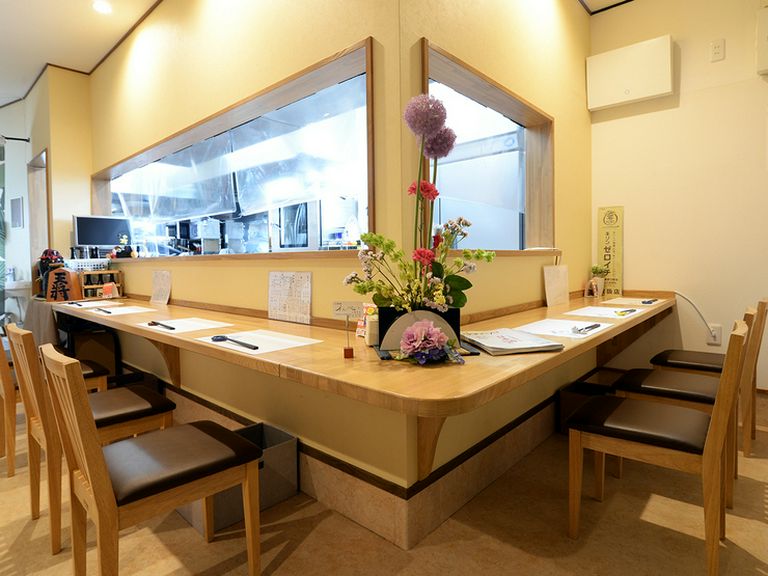 カウンター席を中心としたアットホームな雰囲気の店内