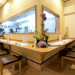 カウンター席を中心としたアットホームな雰囲気の店内