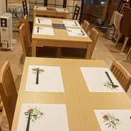 テーブル席は2卓・4席。グループでテーブル同士を繋げて利用される方もいるとか。のんびり過ごせる雰囲気もあり、大人の女子会にも活躍してくれそうです。