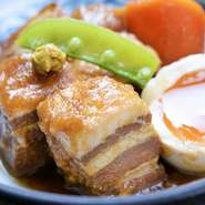 柔らかく煮込まれたお肉は、濃厚かつとろける食感。焼酎や日本酒のお相手にもぴったりな、味噌味の豚の角煮です。